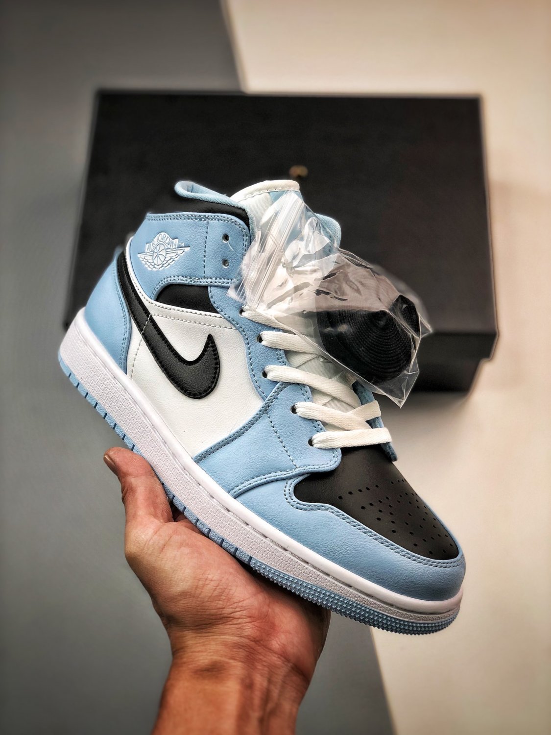 jordan 1 mid ice blueblack-sail-white 555112-401
