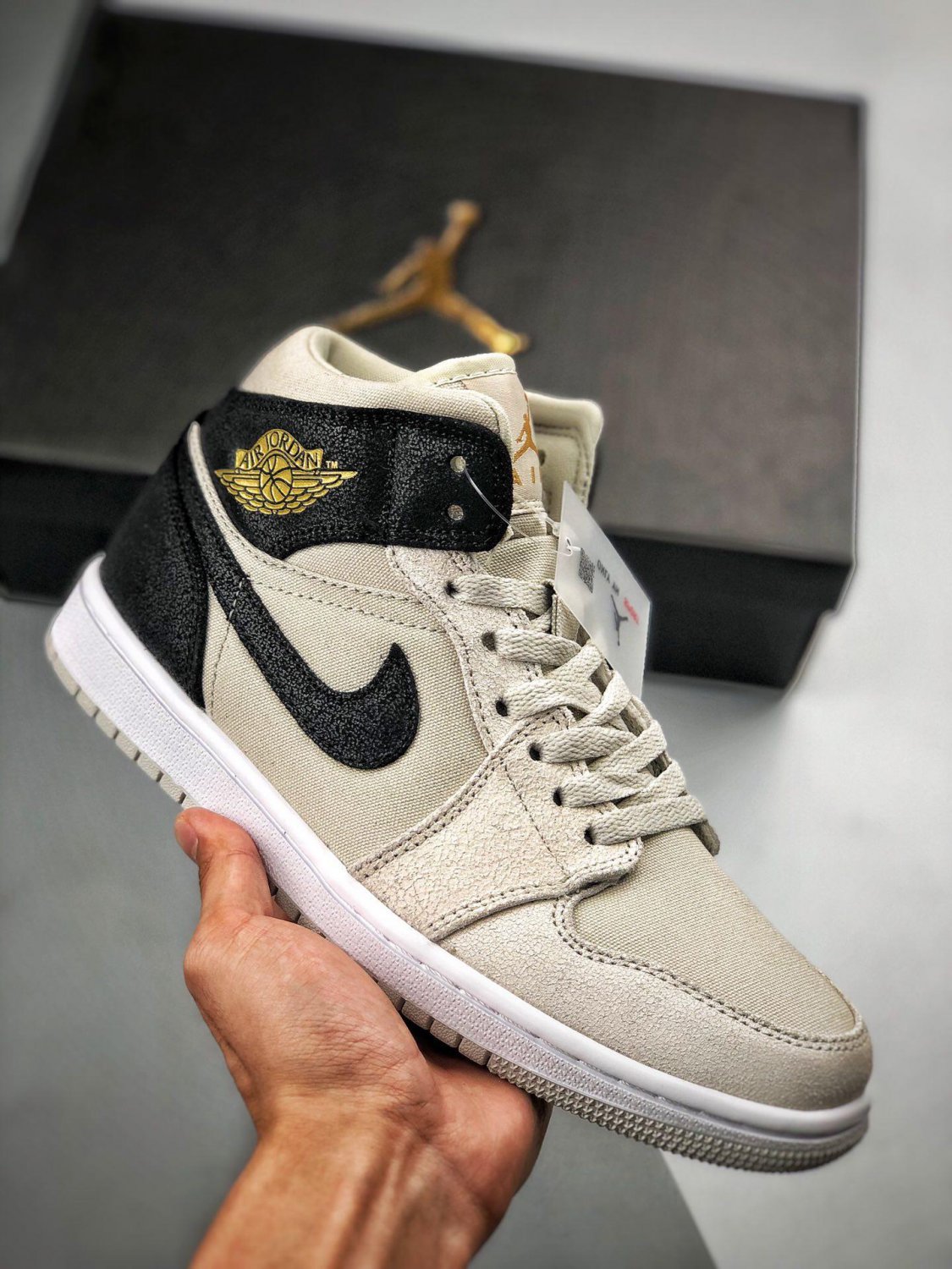 jordan 1 mid light bone metallic gold 554725-023 on