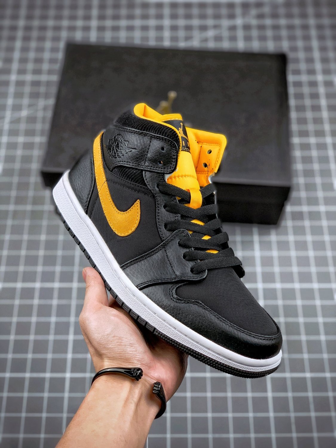 jordan 1 mid se blackuniversity gold-white