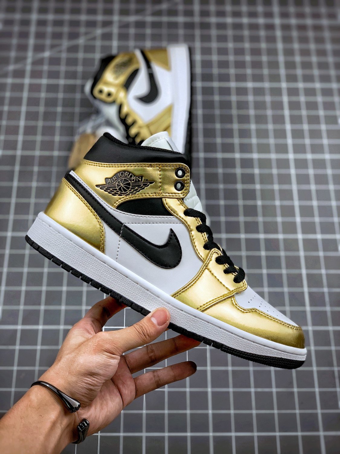 jordan 1 mid se metallic goldwhite-black dc1419-700