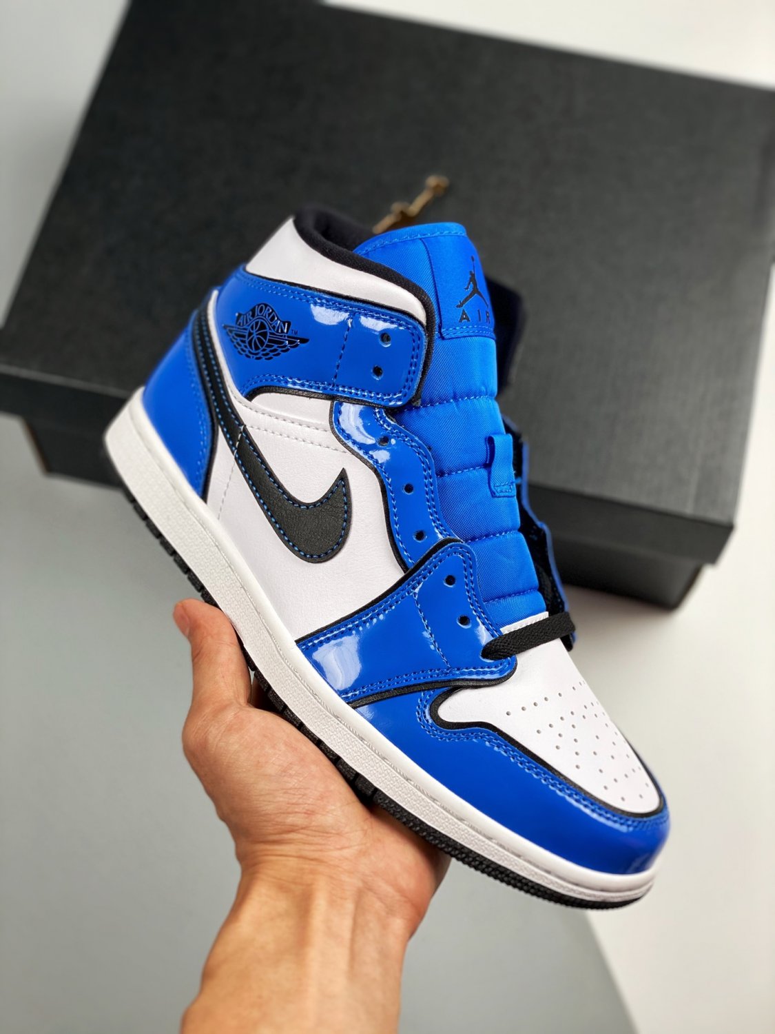 jordan 1 mid se signal bluewhite-black