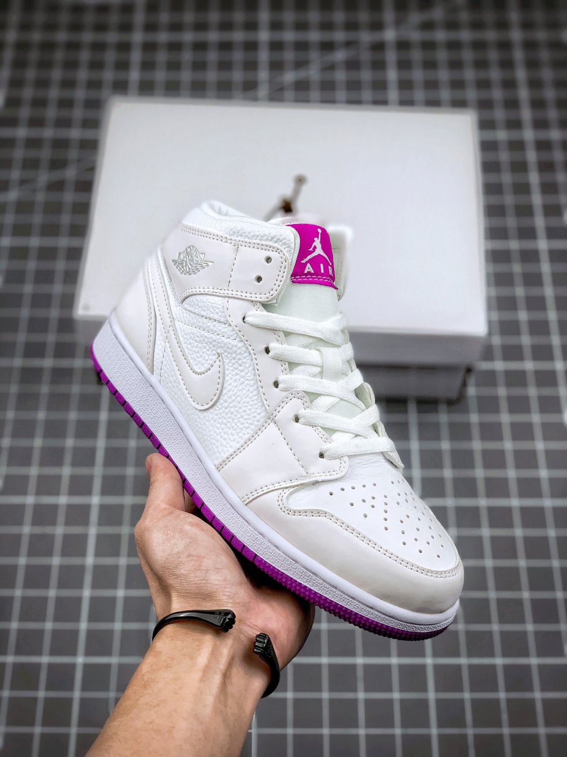 jordan 1 mid whitefuchsia blast 555112-100