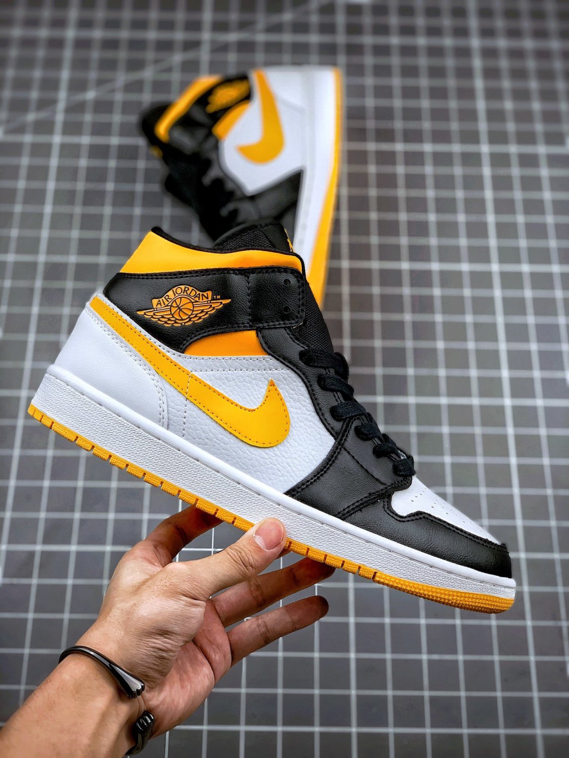 jordan 1 mid whitelaser orange-black cv5276-107