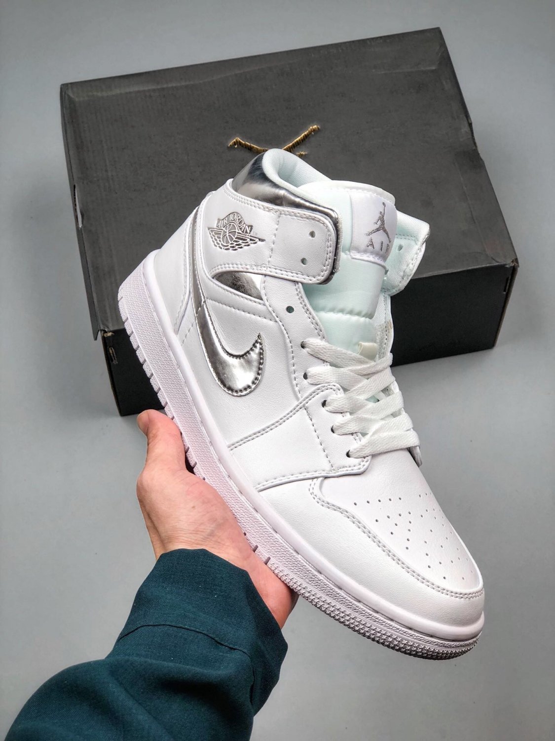 jordan 1 mid whitemetallic silver 554724-105