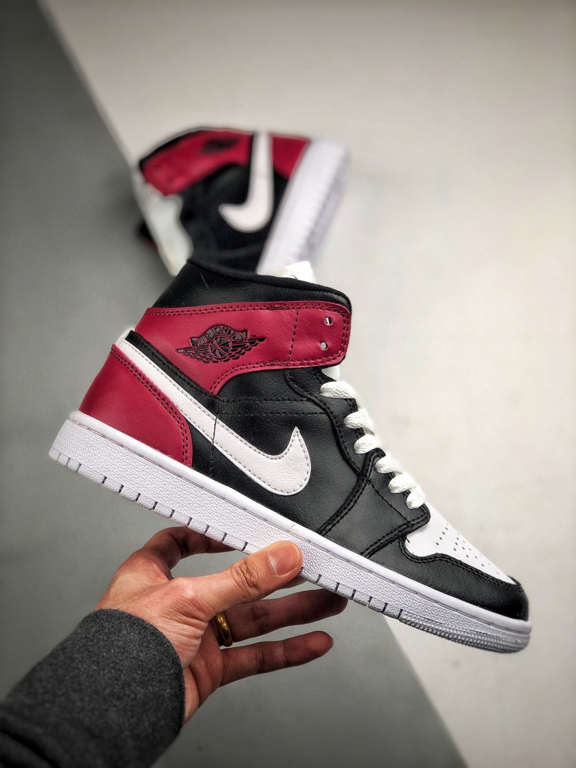 jordan 1 mid wmns blackwhite-noble red