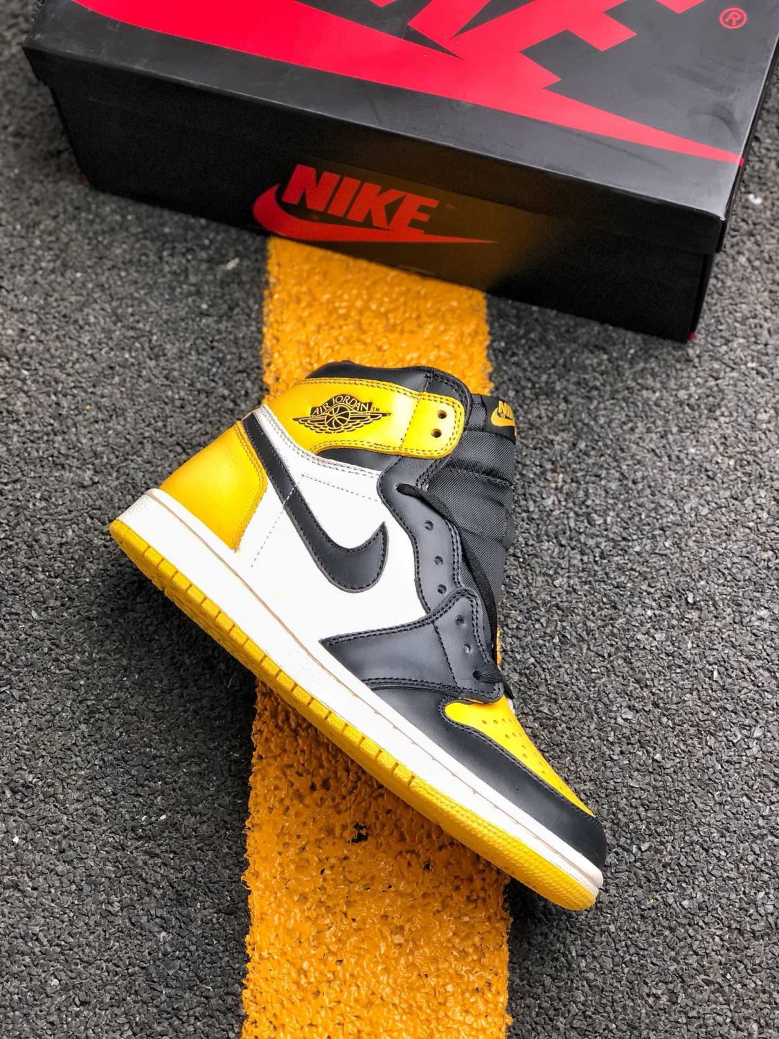 jordan 1 retro high og &acirc;��yellow toe&acirc;�� ar1020-700