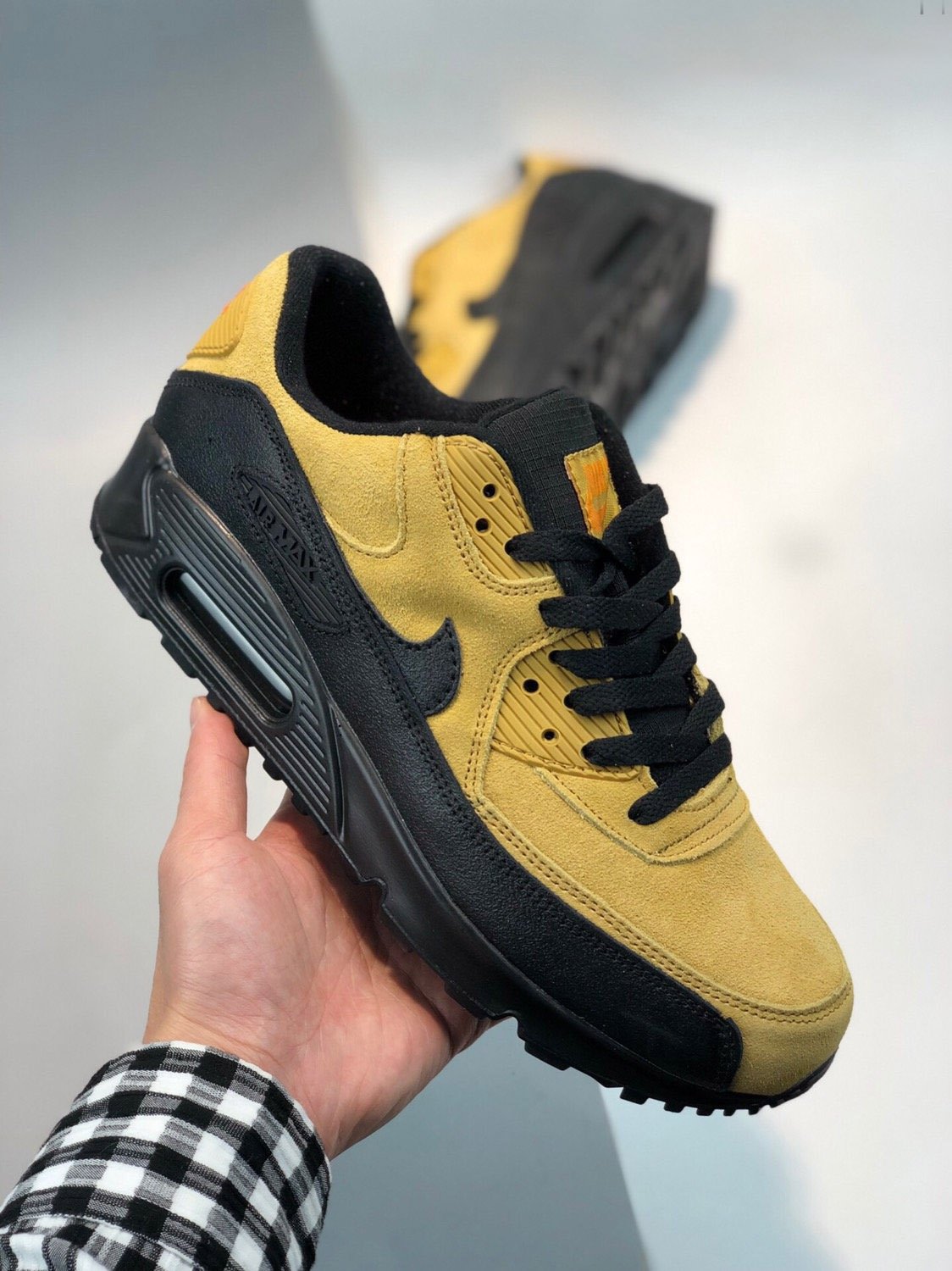 nike air max 90 essential blackwheat gold-university red