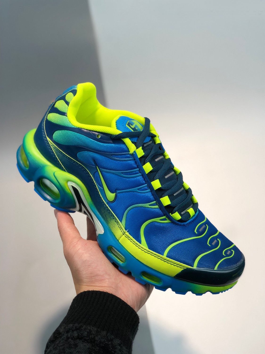 nike air max plus &acirc;��gradient&acirc;�� fade blue hero volt