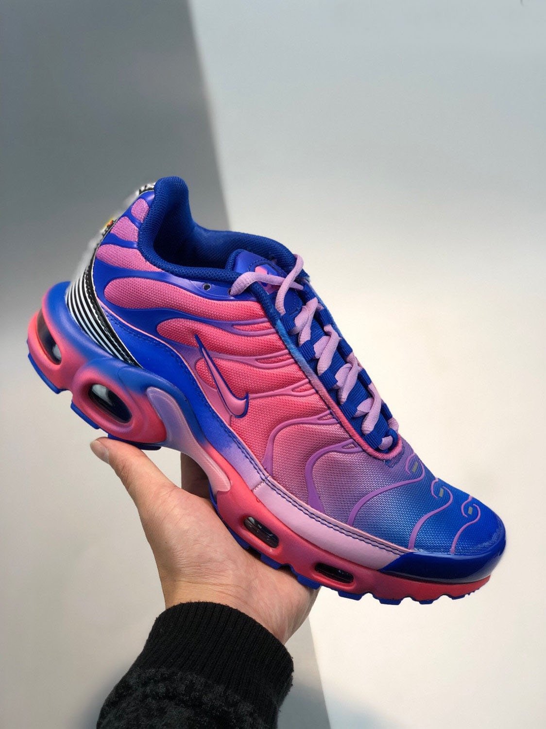 nike air max plus &acirc;��gradient&acirc;�� fade blue pink