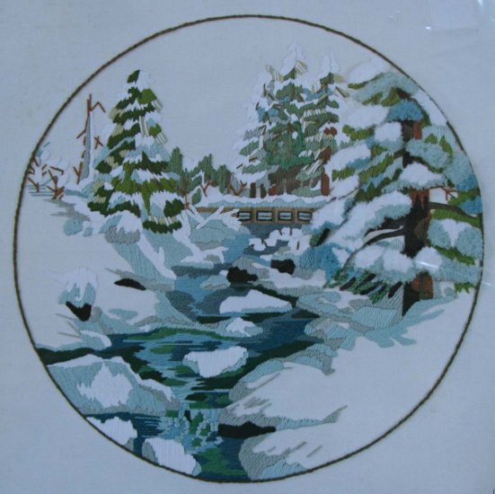 Montagnes rétro. Fond de vecteur. Art paysager du milieu du siècle avec