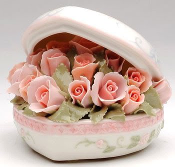 ♫MUSIC BOX Porcelain PINK ROSE Heart Bouquet LOVE STORY