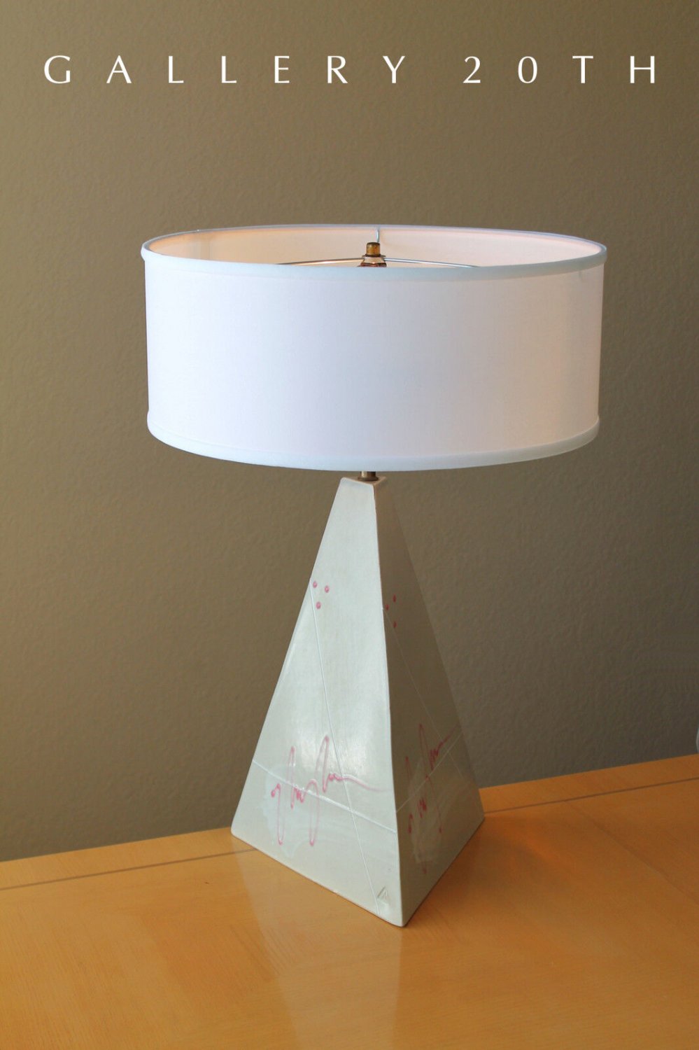 EYE-CATCHER! MID CENTURY MODERN PYRAMID TABLE LAMP! CUBIST WHITE VTG MOD 70S 80S