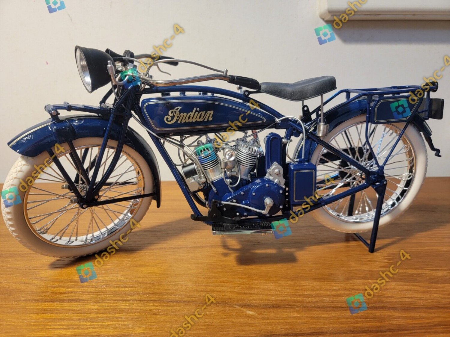 Maquette Moto Guiloy Superbike 1:6, Custom Angel 16243, Rouge, Fabrication Espagnole