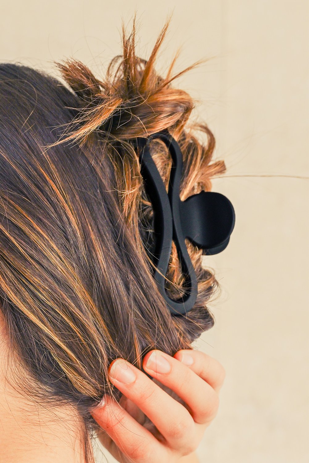 Black Minimalist Wave Shape Matte Hair Claw Clip