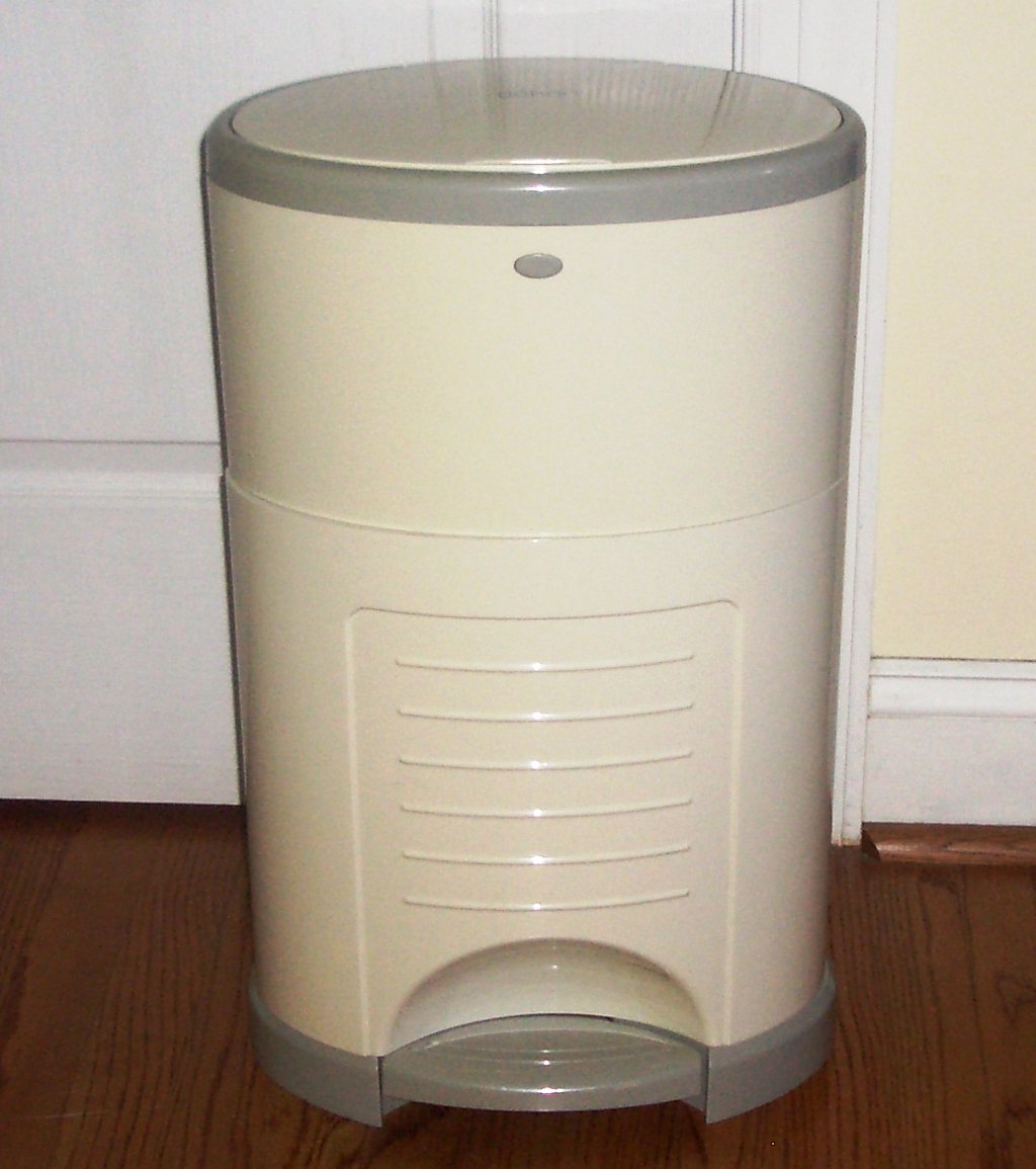 Dekor Plus Diaper Disposal +3 Refills Up to 4800 Diapers Hands Free New