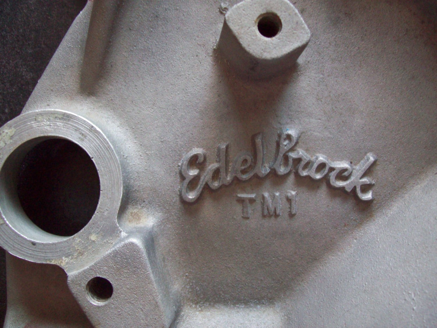 Edelbrock TM1 SBC Chevy intake manifold