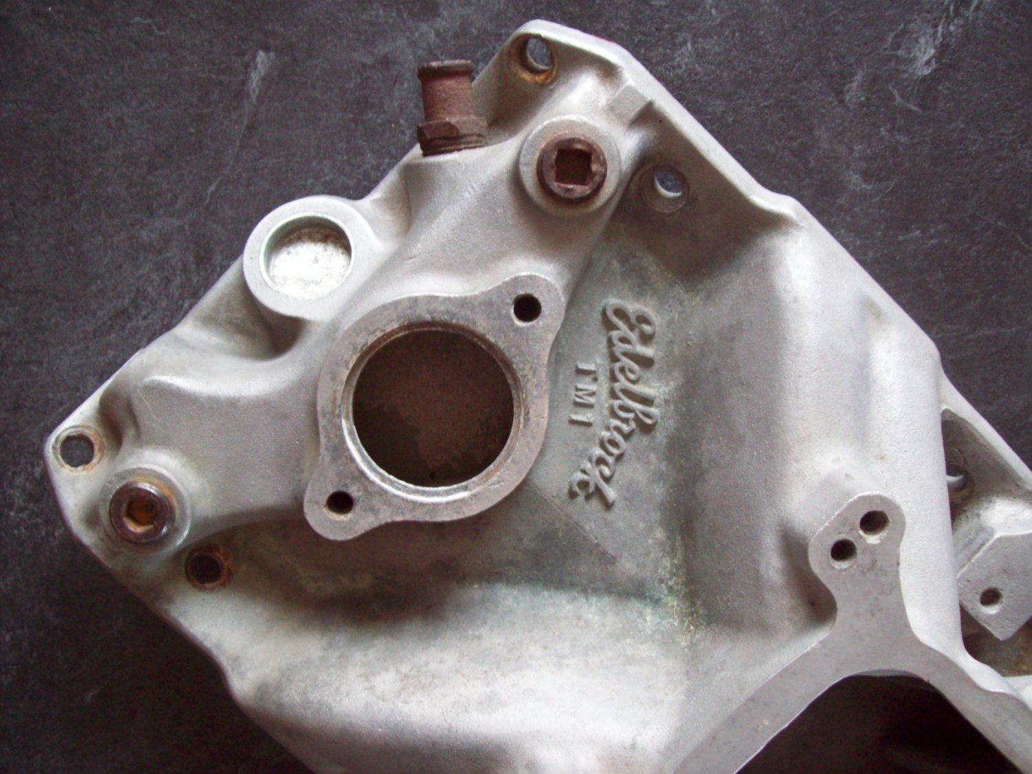 Edelbrock TM1 SBC Chevy intake manifold