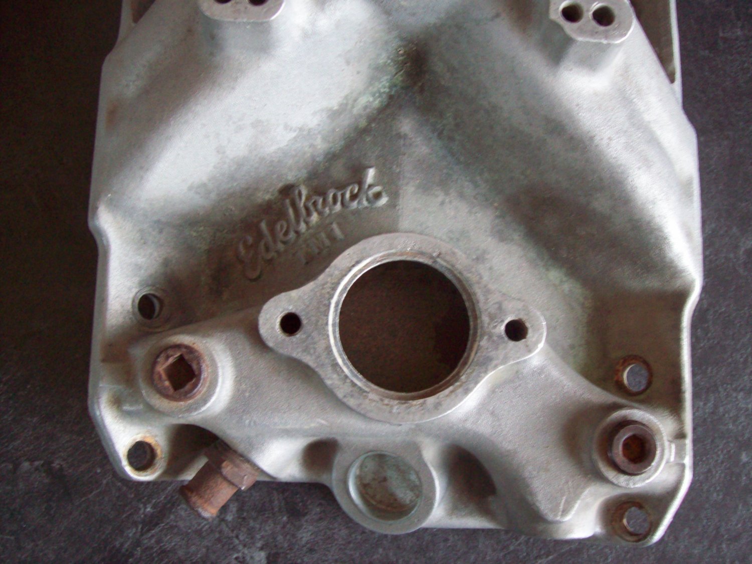 Edelbrock TM1 SBC Chevy intake manifold