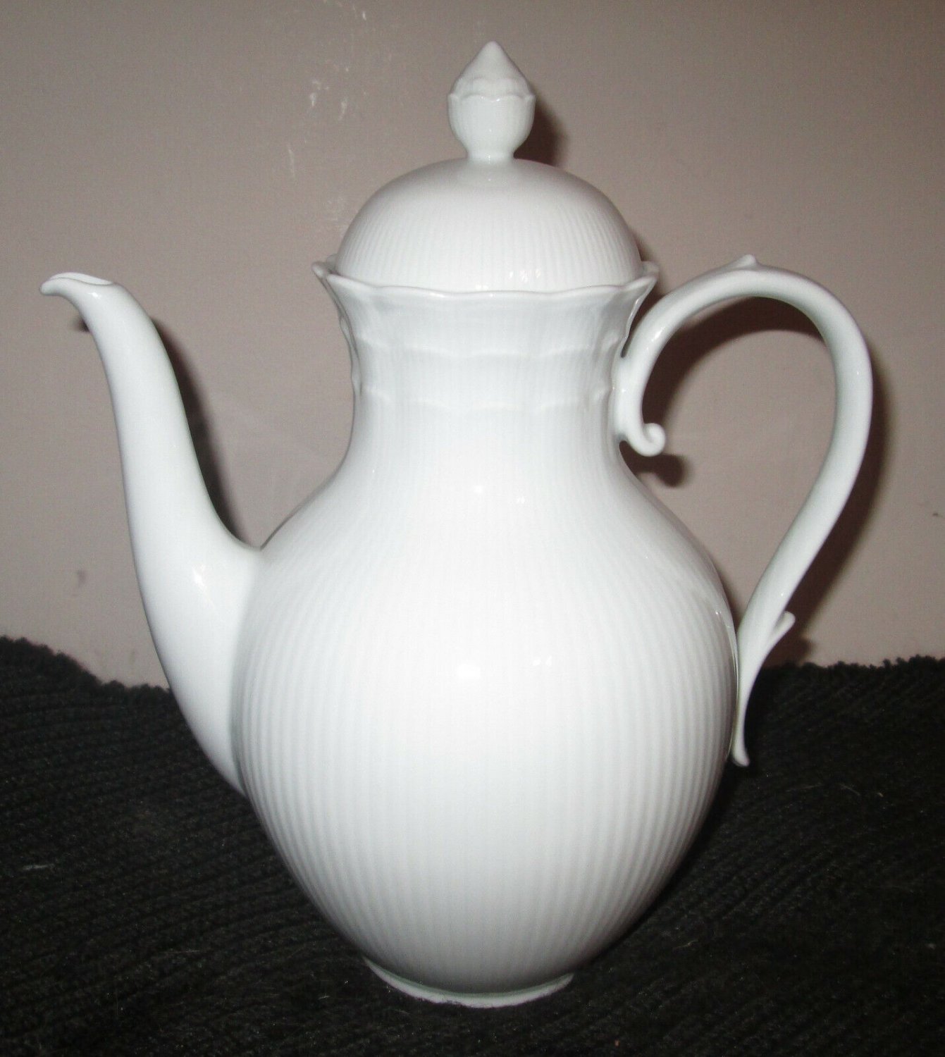 AK Kaiser W Germany Porcelain Teapot White Ribbed Scallop Edge  48 oz  #80