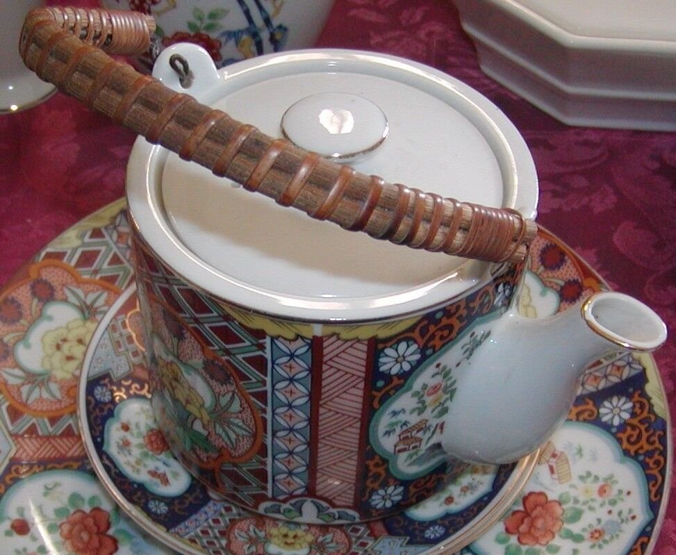 COLLECTIBLE IMARI PORCELAIN TEAPOT WITH BAMBOO HANDLE JAPAN