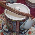 COLLECTIBLE IMARI PORCELAIN TEAPOT WITH BAMBOO HANDLE JAPAN
