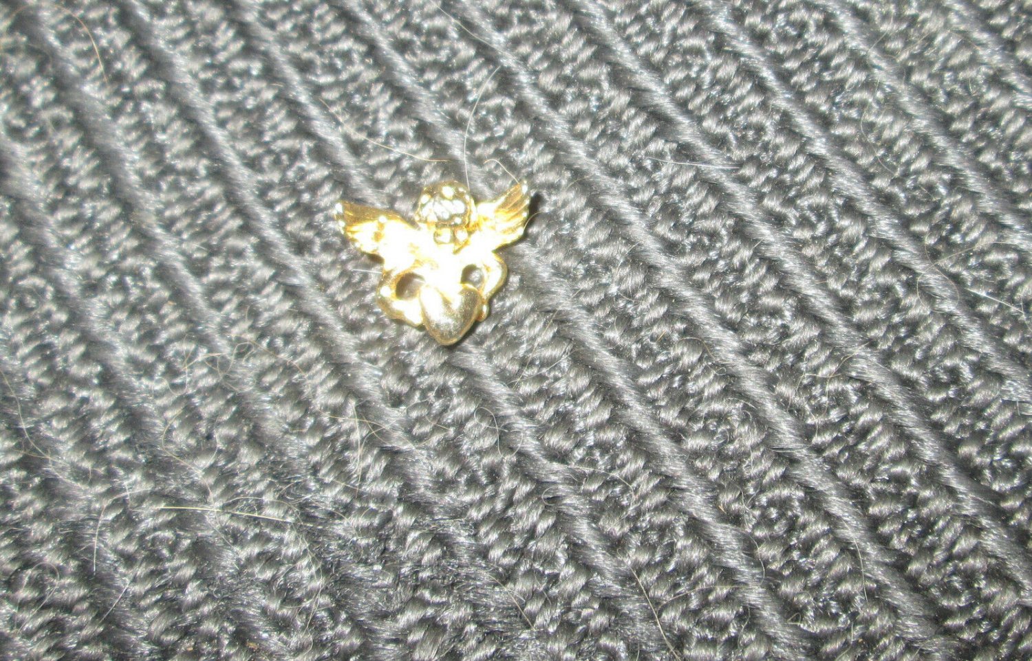 LAPEL PIN CUPID HOLDING HEART GOLD IN COLOR