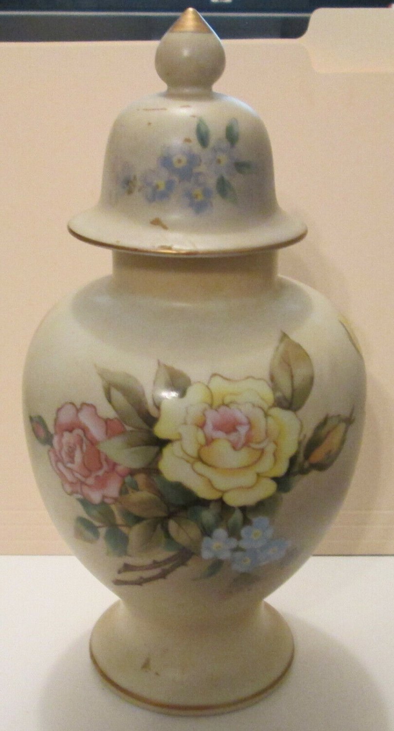 "COR" VICTORIAN GARDENS/VICTORIAN ROSE. URN WITH HAND PAINTED ROSES. CENTERPIECE