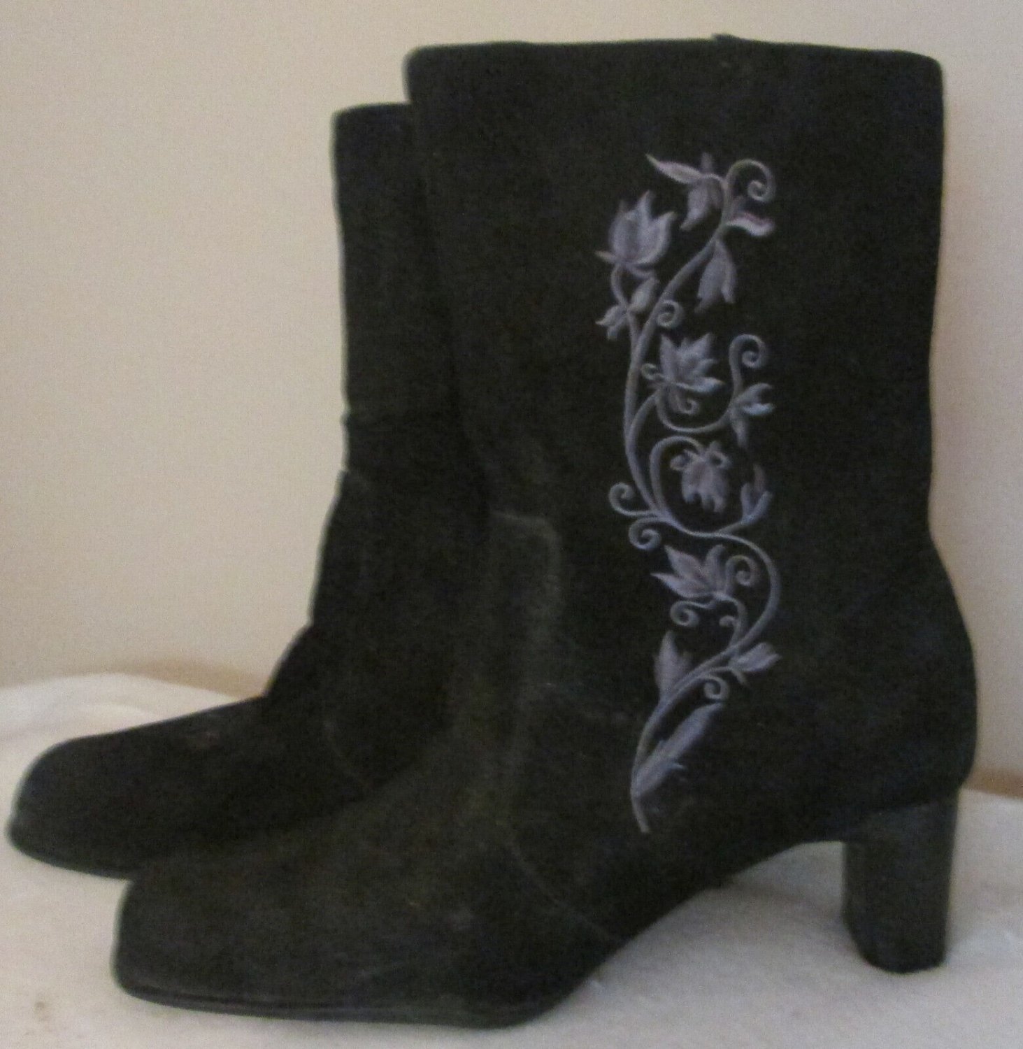 Women&acirc;��s White Mountain Black Boots Size 11W Lauren 4595 Side Zip w/ Embroidery