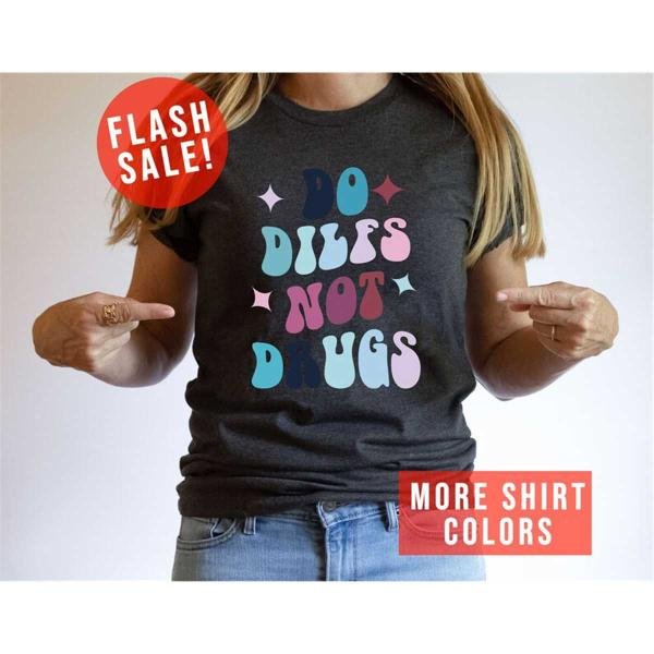Humorous Dilf Hunter Friend Gift, Do Dilfs Not Drugs Funny Daddy's Girl T-Shirt, Sarcastic Hot Dilfs