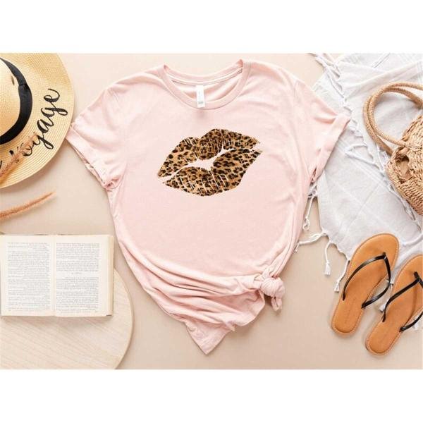 Leopard Lips Kiss T-shirt, Lips Kiss Shirt, Valentines day Shirt, Gift for Valentine's Day, Lips Kis