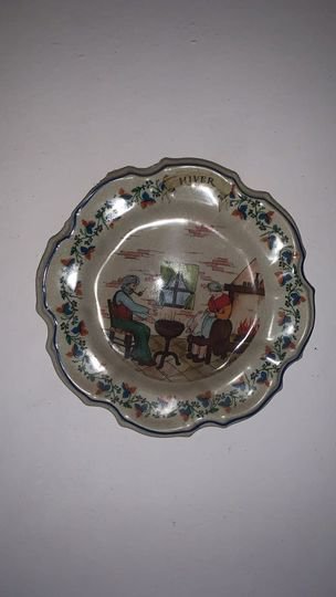 "Exquisite Elegance: Unveiling the Intricate Beauty of an Antique Ornate Dish"