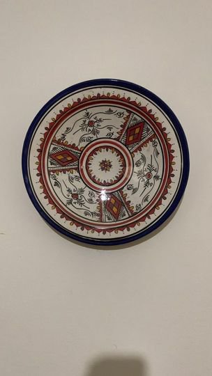 "Exquisite Elegance: Unveiling the Intricate Beauty of an Antique Ornate Dish"
