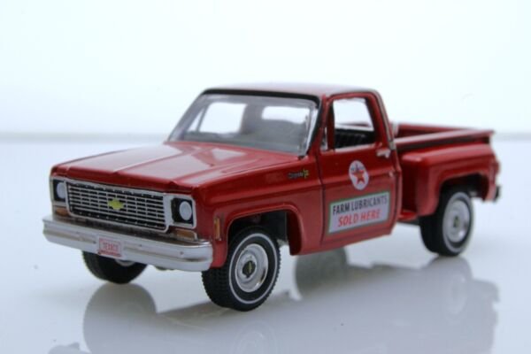 Diecast 1973 Chevy C10 Stepside Squarebody Pickup Truck 1:64 Texaco Red