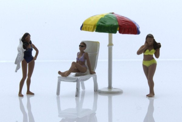 Diecast Beach Figures Umbrella Chair 3 Women 1:64 Diorama People Girls Set