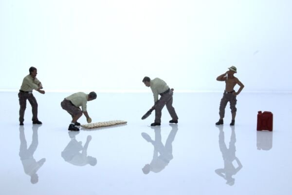 Diecast Off Road Outdoors Figures Camping 1:64 Scale Diorama People Set