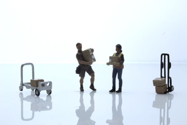 Diecast Ups Mail Package Delivery Driver Figures 1:64 Scale Diorama Set