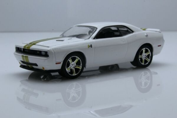 Diecast 2009 Dodge Challenger R/T Hurst Performance Muscle Sports Car 1:64