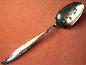 ONEIDA COMMUNITY SILVER FLOWER PIERCED SERVING SPOON FLATWARE SILVERPLATE 1960