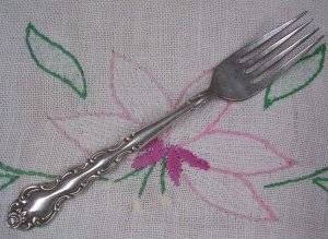 ONEIDA COMMUNITY BEETHOVEN PLACE FORK  1971 FLATWARE SILVERWARE SILVERPLATE