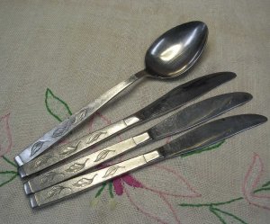 CARLTON CAS 2 CAS2 SERVING SPOON & 3 KNIVES STAINLESS FLATWARE SILVERWARE