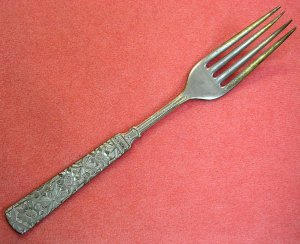 VINTAGE UNKNOWN PATTERN FORK FLATWARE SILVERWARE SILVERPLATE