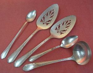 ONEIDA Wm A ROGERS MEADOWBROOK HEATHER LADLE 2 SERVERS 2 SPOONS FLATWARE SILVERWARE SILVERPLATE