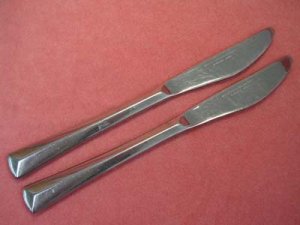 REED & BARTON CREST 2 KNIVES REBACRAFT STAINLESS FLATWARE SILVERWARE