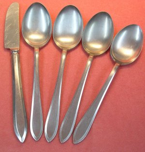 SOHNACO unknown pattern 4 PLACE SPOONS & KNIFE STAINLESS FLATWARE SILVERWARE