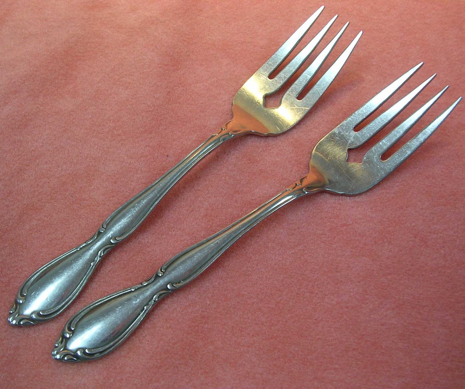 ONEIDA HERITAGE ROYAL YORK STRATHMORE DELUXE 2 SALAD FORKS STAINLESS