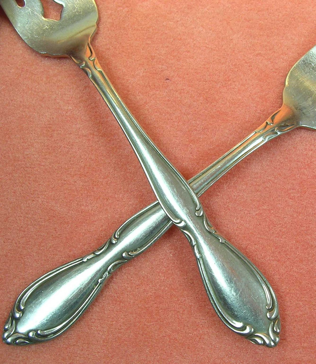 ONEIDA HERITAGE ROYAL YORK STRATHMORE DELUXE 2 SALAD FORKS STAINLESS