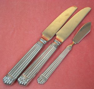 WALLACE ESPRIT SPREADER & 2 KNIVES STAINLESS FLATWARE SILVERWARE