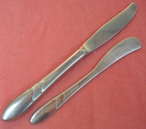 ONEIDA DEBONAIRE KNIFE & SPREADER DELUXE STAINLESS FLATWARE SILVERWARE