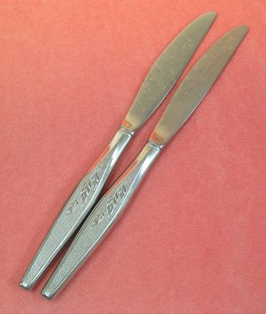 ONEIDA WOODMERE 2 PLACE KNIVES COMMUNITY STAINLESS FLATWARE SILVERWARE