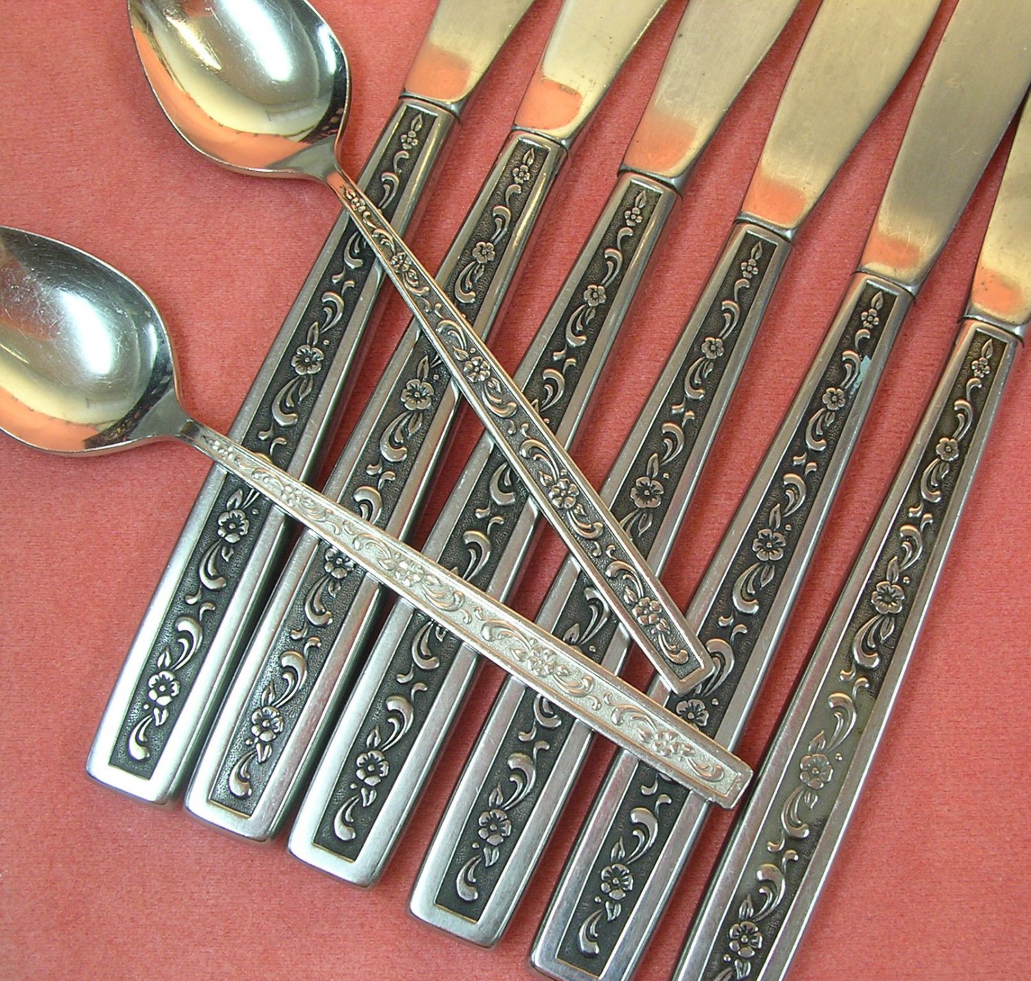 ONEIDA FERNWOOD 6 KNIVES &2 TEASPOONS WEST BEND STAINLESS FLATWARE